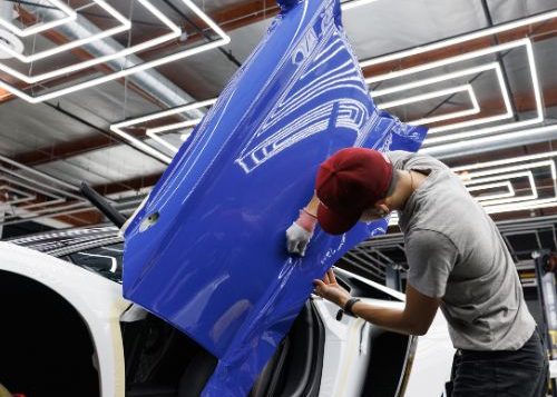 Hombre rotulando un vinilo vinilos y rotulación de coches