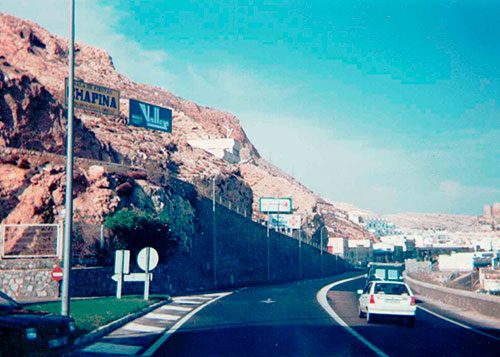 entrada-antigua-por-aguadulce-a-almeria entrada antigua a almeria por aguadulce llena de vallas publicitarias